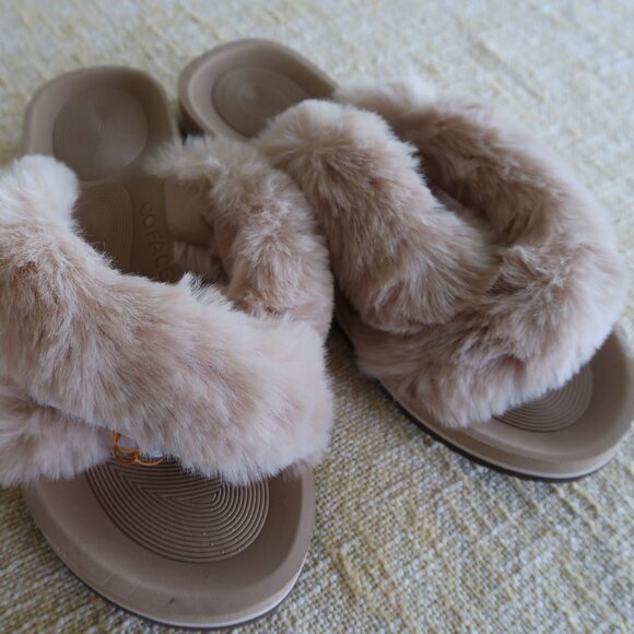 Coface Vanilla Plush Cross-Over Rubber Sole Slippers Size 9 - 10 - Picture 1 of 7